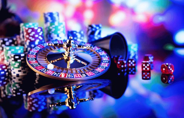 Layar smartphone menampilkan live casino gus77 dengan meja roulette dan dealer profesional